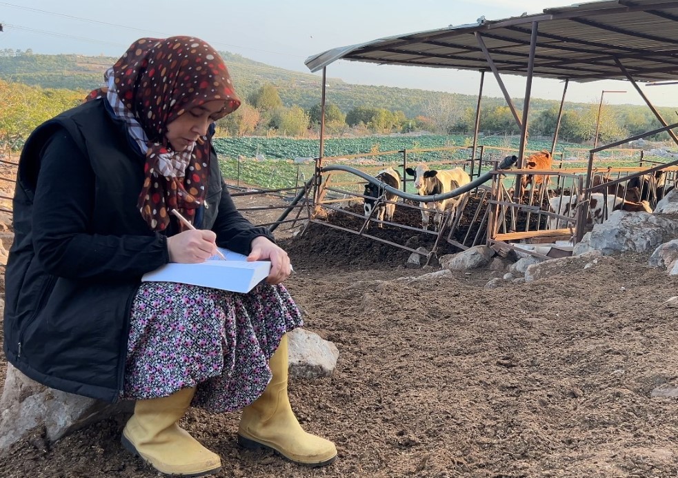 3 çocuk annesinin azmi: Hayvancılıkla uğraşırken çocukların ilk öğretmeni oldu