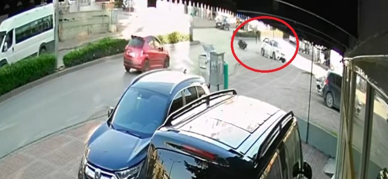 Otomobille çarpışan motosikletli, metrelerce havaya savruldu
