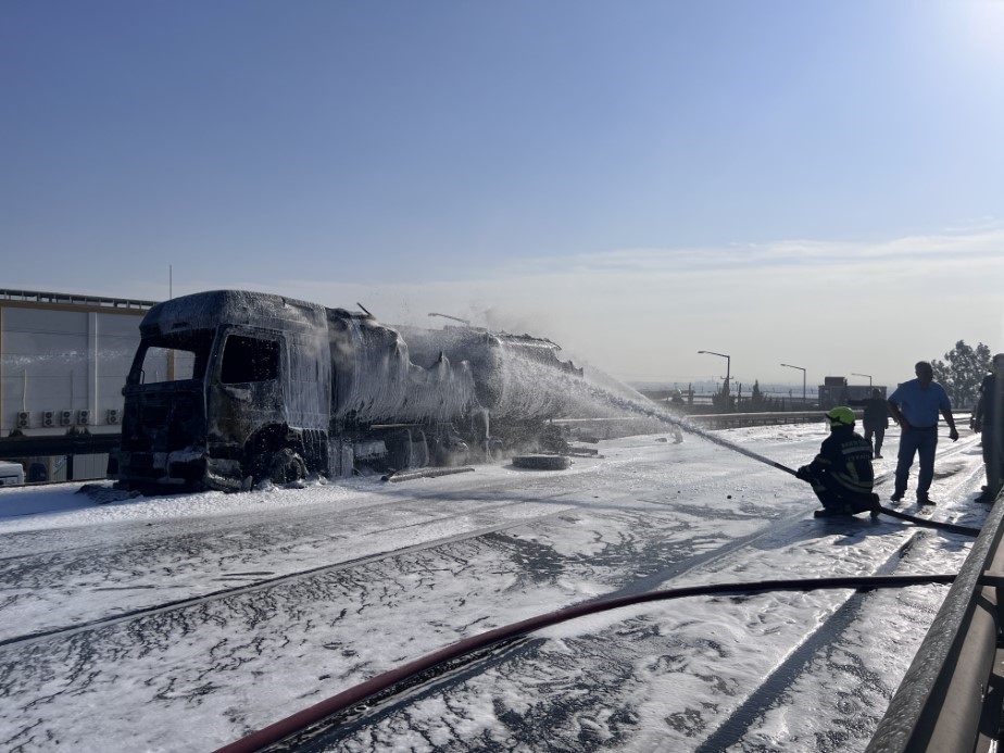 Mazot yüklü tanker alev alev yandı, gökyüzünü kara dumanlar kapladı