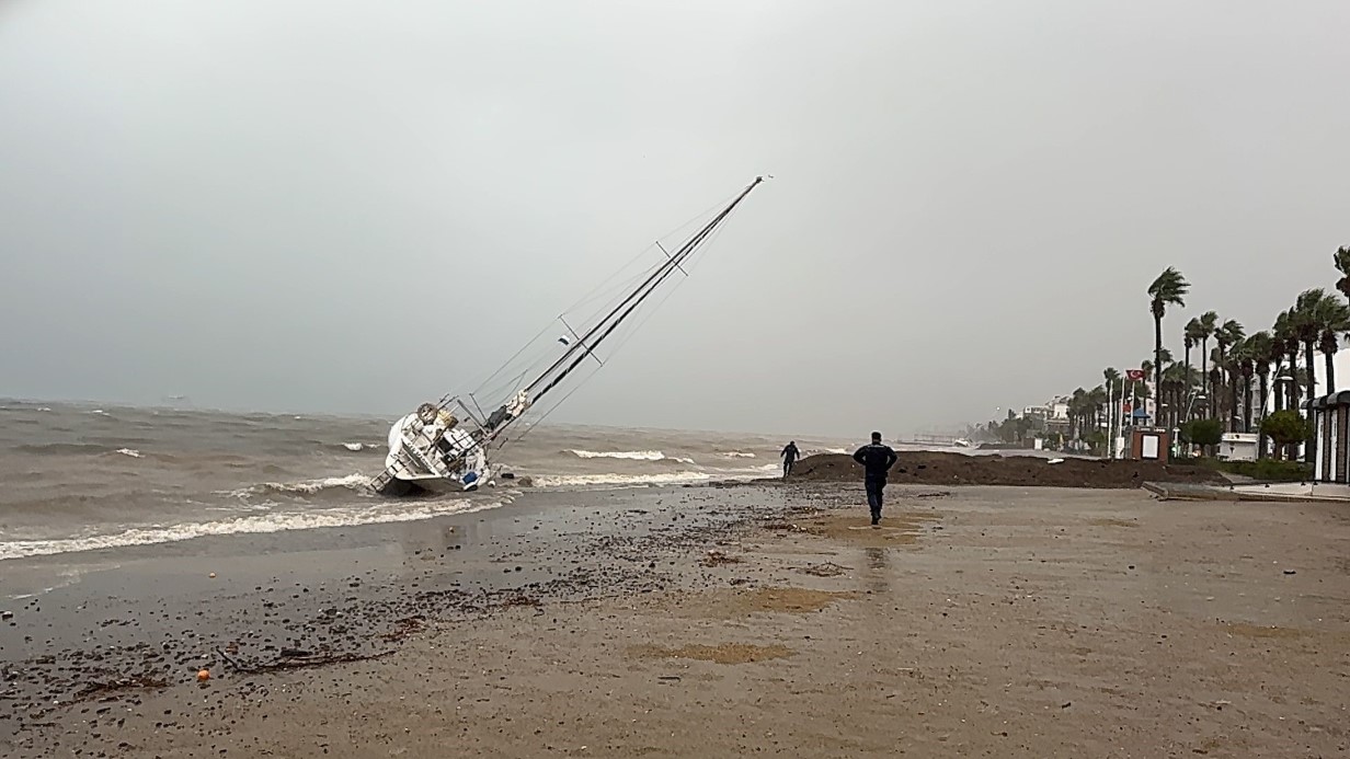 Marmaris’te fırtına ve sağanak: 3 tekne karaya vurdu