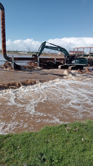 Ayvacık’ta aşırı yağış nedeniyle Tuzla Çayı taştı, tarım arazileri sular altında kaldı