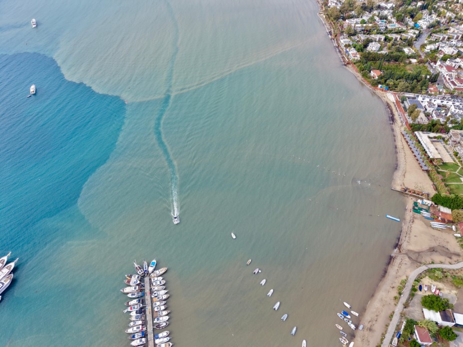 İzmir ve Muğla'yı sağanak vurdu! Bodrum'da denizin rengi değişti, Foça sular altında kaldı