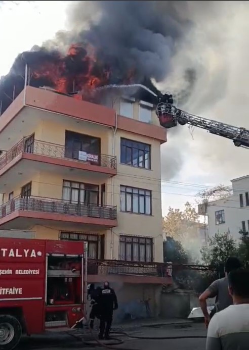 Alevler içindeki dairede mahsur kalan 3 küçük çocuğu inşaat işçileri ve mahalle sakinleri kurtardı