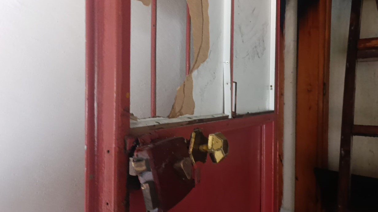 Alevler içindeki dairede mahsur kalan 3 küçük çocuğu inşaat işçileri ve mahalle sakinleri kurtardı