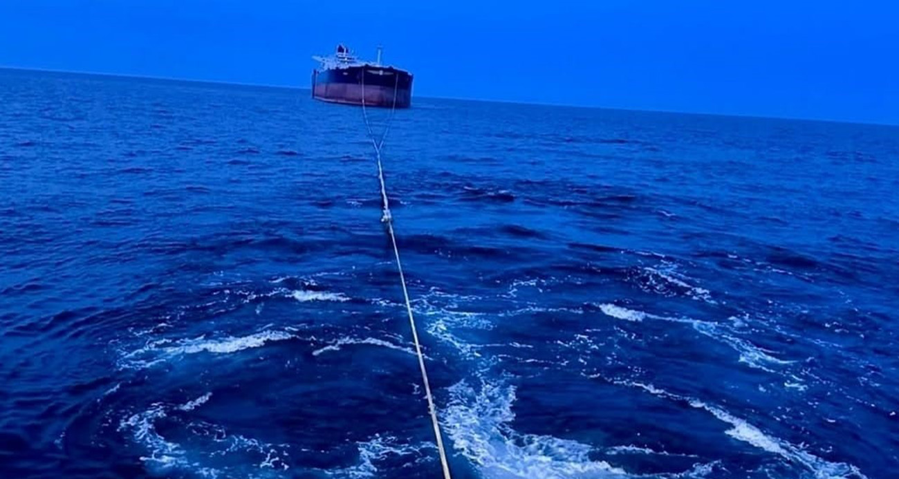 Kastamonu açıklarında isabet alan "Virat" isimli gemi Türkeli’ye çekiliyor