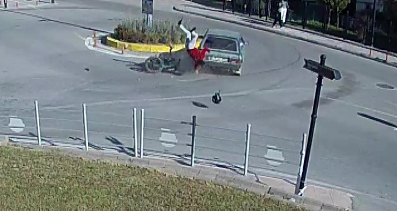 Motosikletli havada takla attı, ilk yaptığı şey fırlayan ayakkabısını giymek oldu