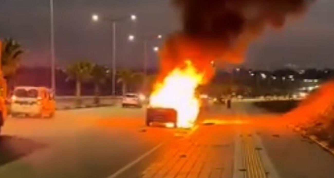 Adana’da seyir halindeki otomobil alev alev yandı