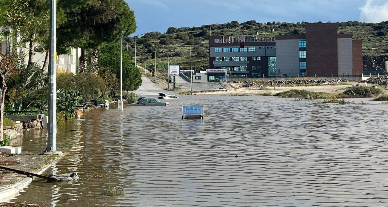 Dikili’de araçlar su altında kaldı