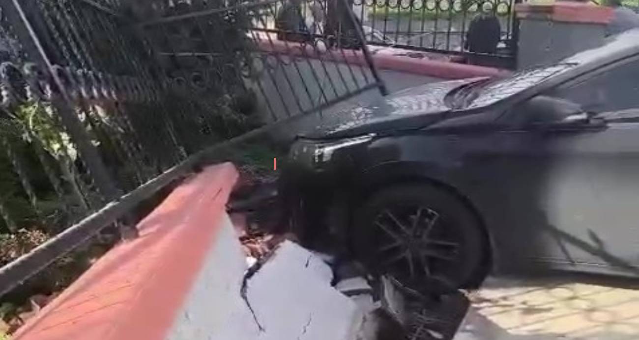 El freni çekilmeyen otomobil bahçe duvarını yıktı
