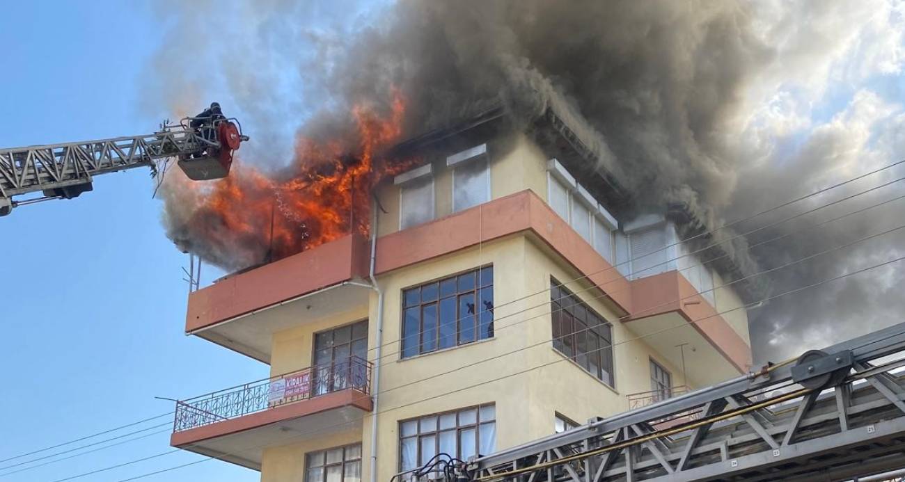 Alevler içindeki mahsur kalan 3 küçük çocuğu mahalle sakinleri kurtardı