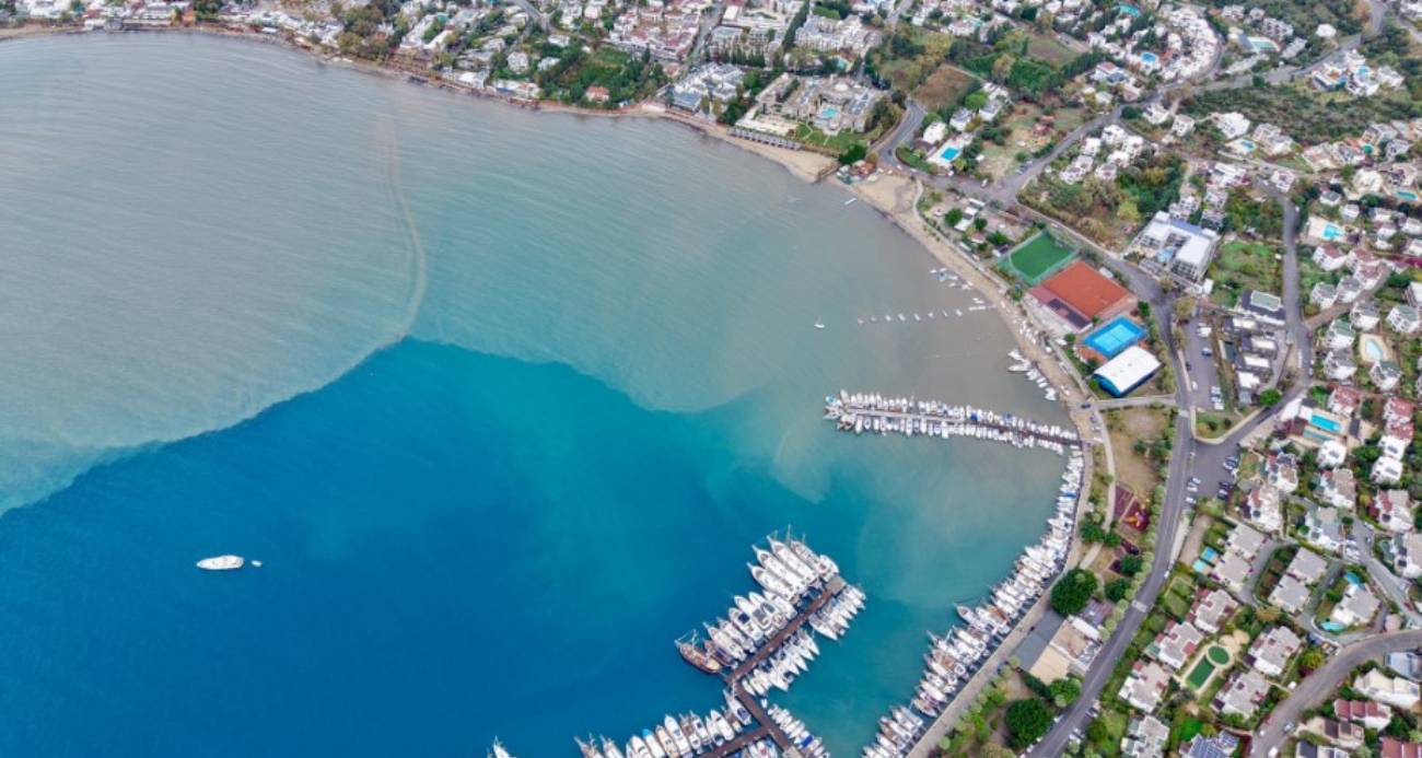 İzmir ve Muğla'yı sağanak vurdu! Bodrum'da denizin rengi değişti, Foça sular altında kaldı