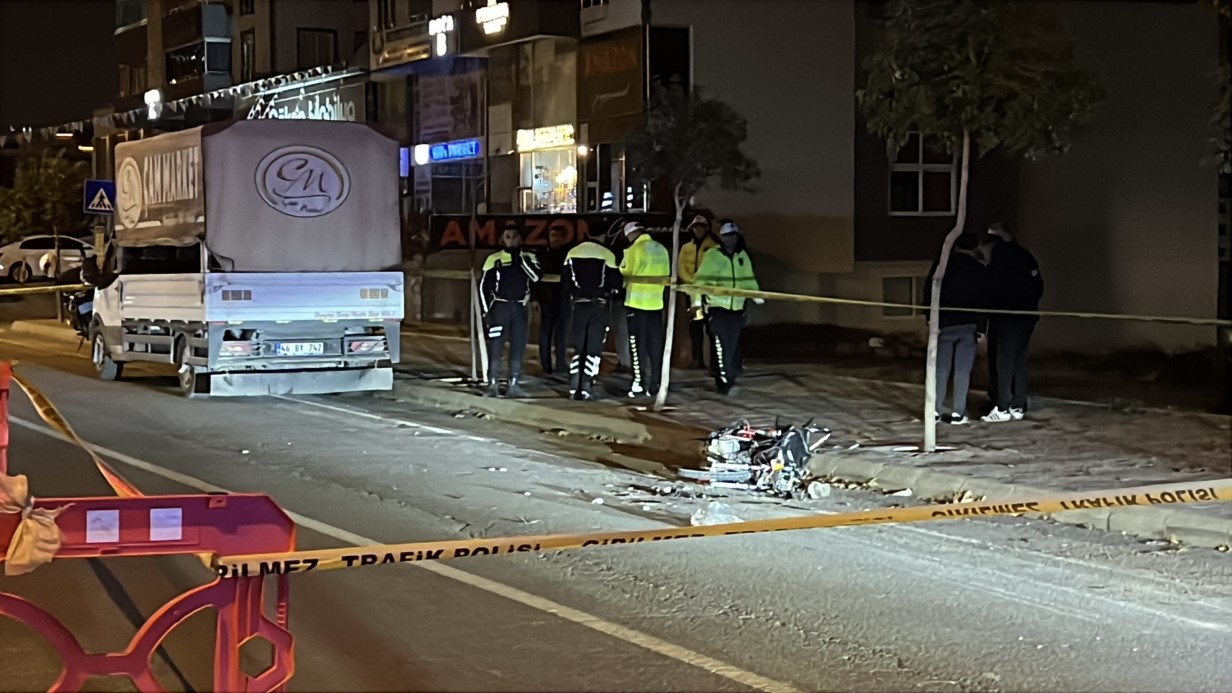 Polisten kaçan motosikletli, park halindeki kamyonete çarptı: 1 ölü 1 yaralı