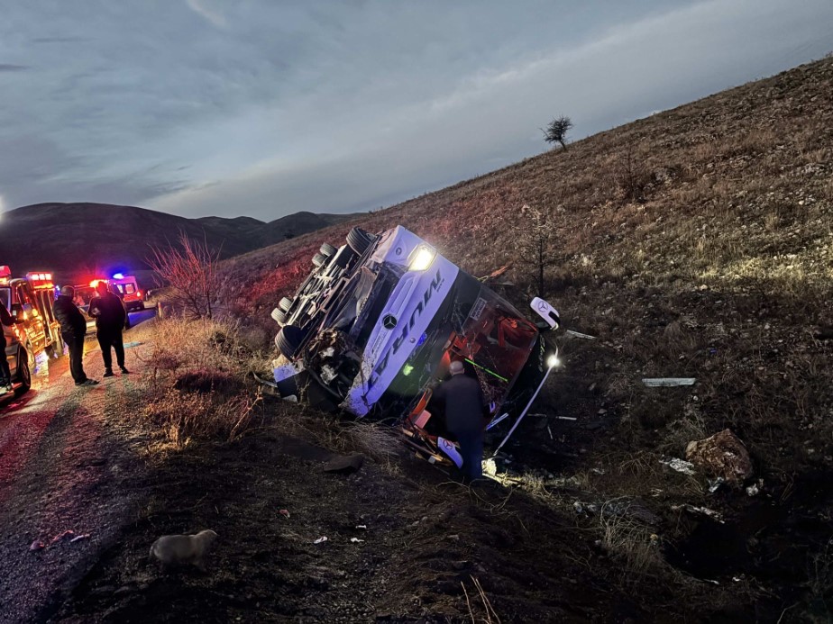 Afyonkarahisar’da yolcu otobüsü devrildi: 2 ölü, 21 yaralı