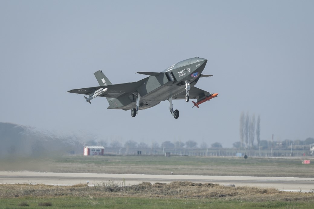 Bayraktar KIZILELMA "hava-hava" füzesiyle hedefi vurdu
