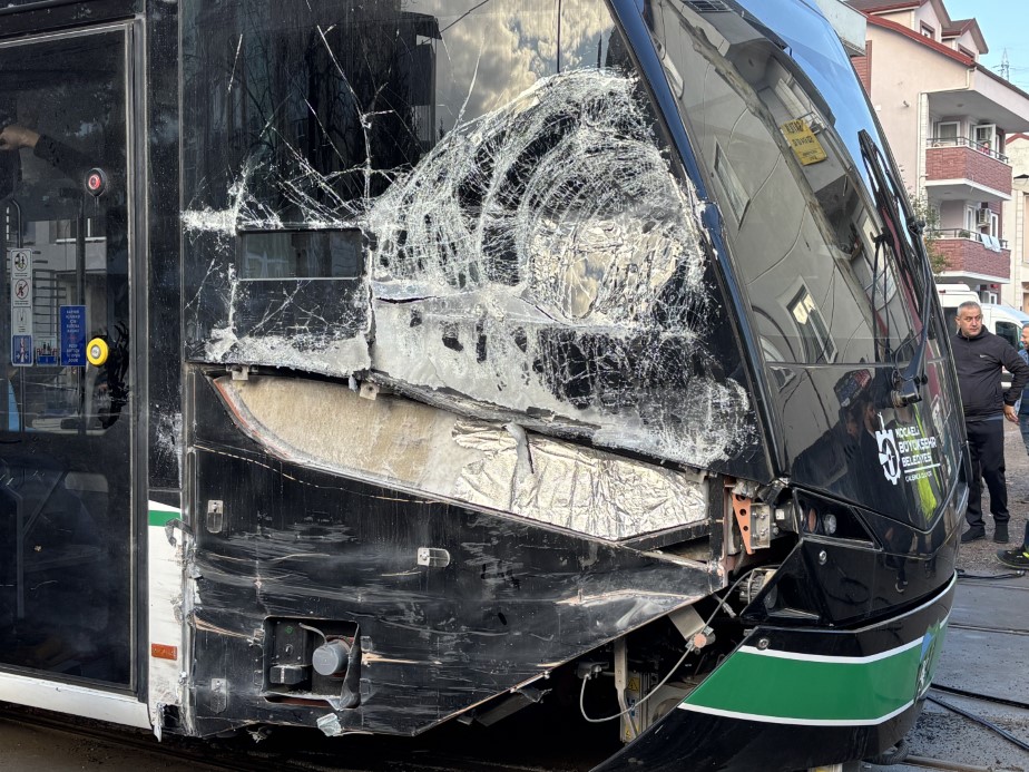 Kocaeli’de çöp kamyonu tramvaya çarptı: 3 yaralı