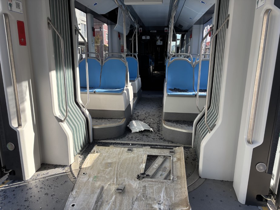 Kocaeli’de çöp kamyonu tramvaya çarptı: 3 yaralı