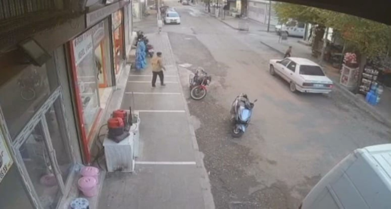 Siverek’te otomobilin çarptığı çocuk, ayağa kalkarak kaçtı