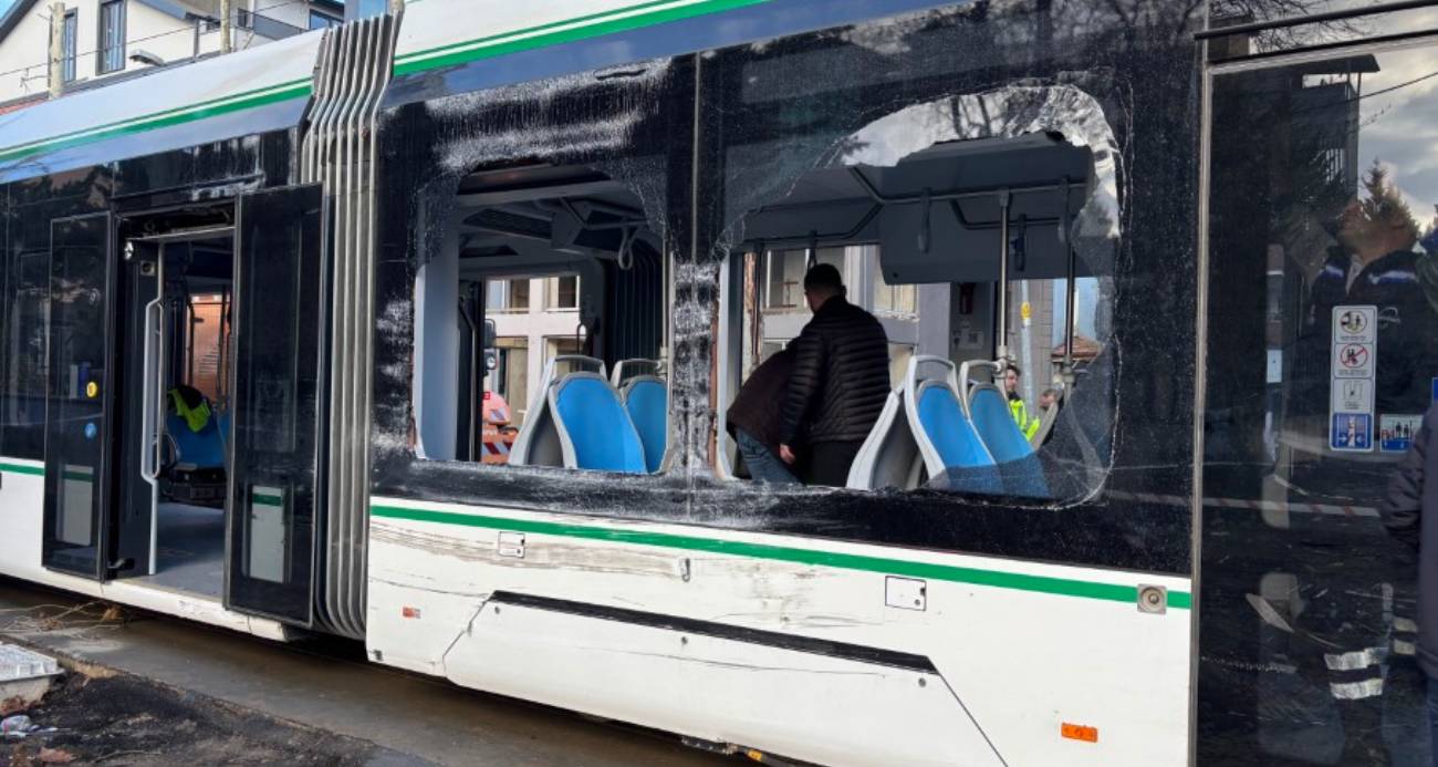 Kocaeli’de çöp kamyonu tramvaya çarptı: 3 yaralı