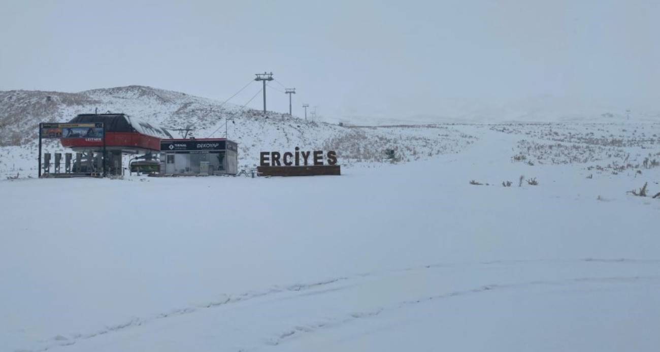 Erciyes güne beyaz örtüyle uyandı