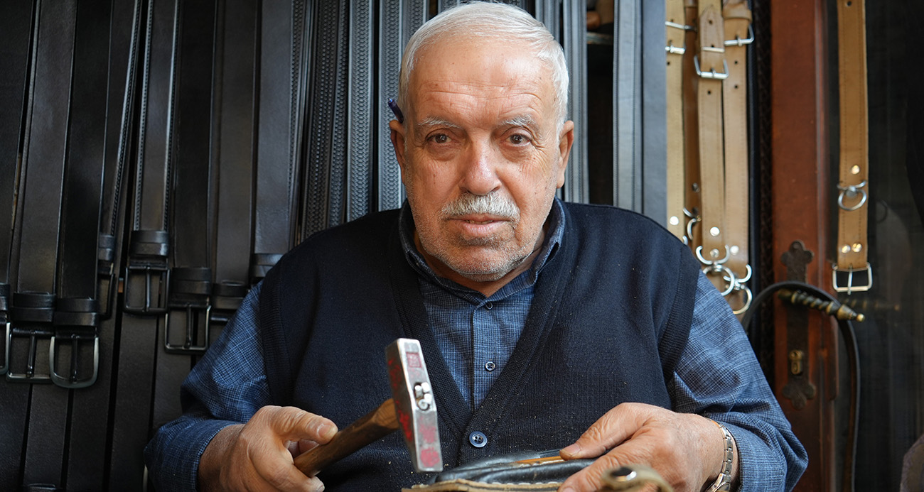 2 metrekarelik dükkanda 48 yıldır mesleğini icra ediyor