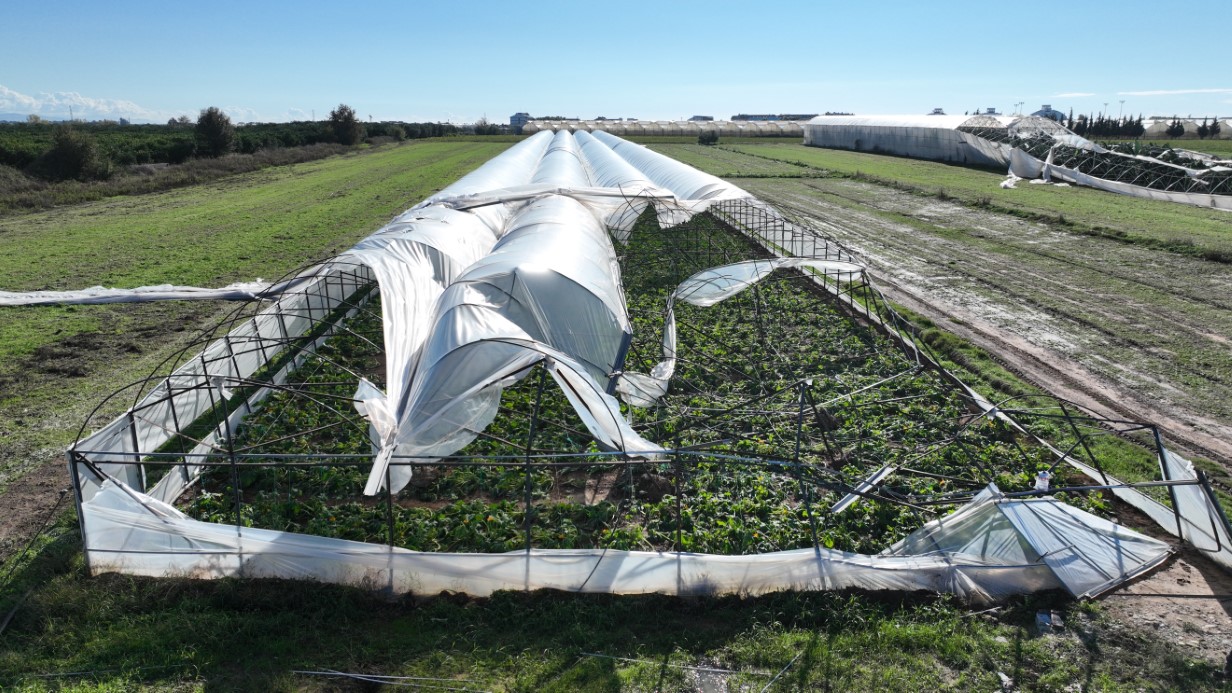 Antalya’da hortumun seralara verdiği zararın boyutu gün yüzüne çıktı