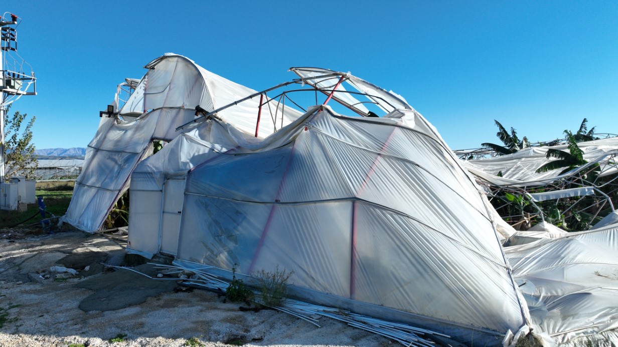 Antalya’da hortumun seralara verdiği zararın boyutu gün yüzüne çıktı