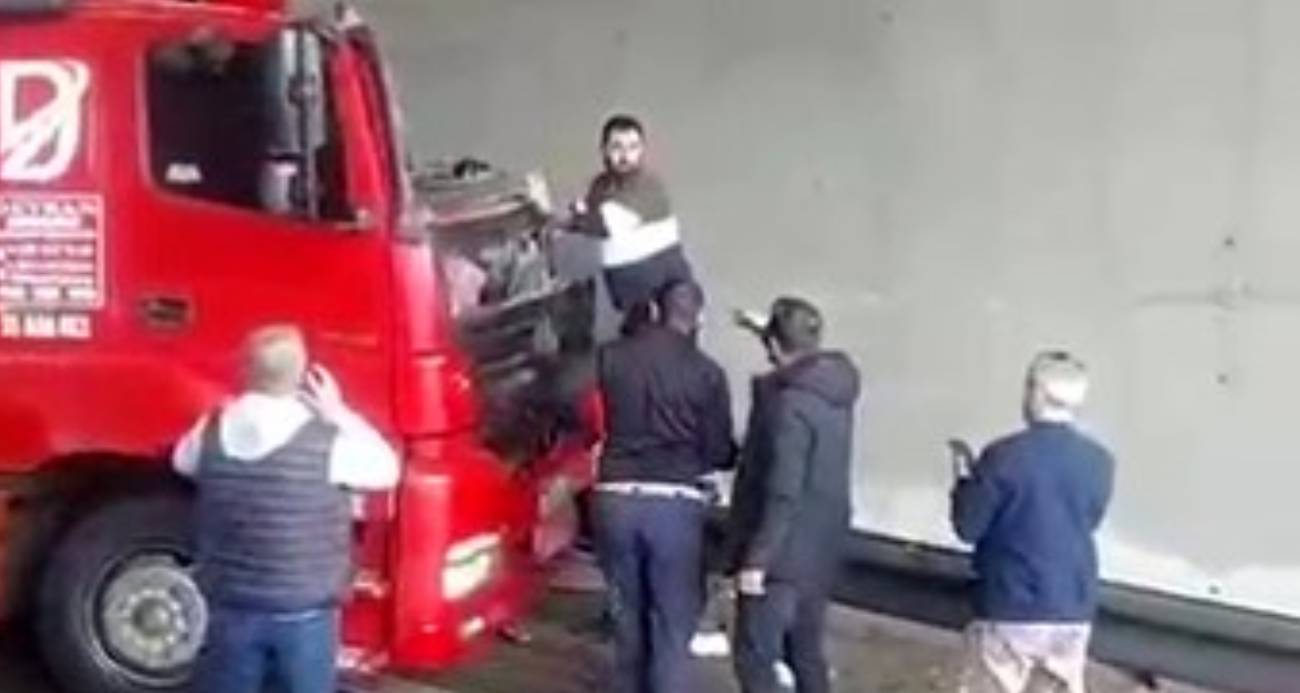 TEM’de korkunç kaza: Kendi kullandığı tırın altında can verdi