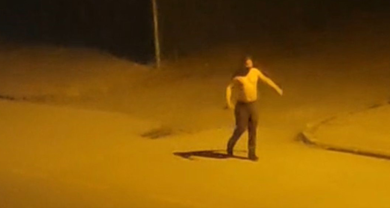 Elinde bıçakla sokak ortasında bağırdı: "Adam olun lan, ben buradayım"