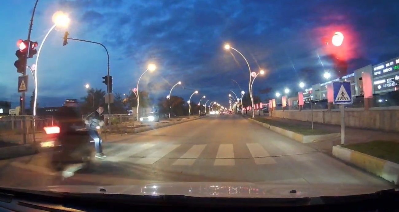 Kırmızı ışık ihlali yapan motosikletli yayaya çarptı, 2 kişi yaralandı: O anlar kamerada