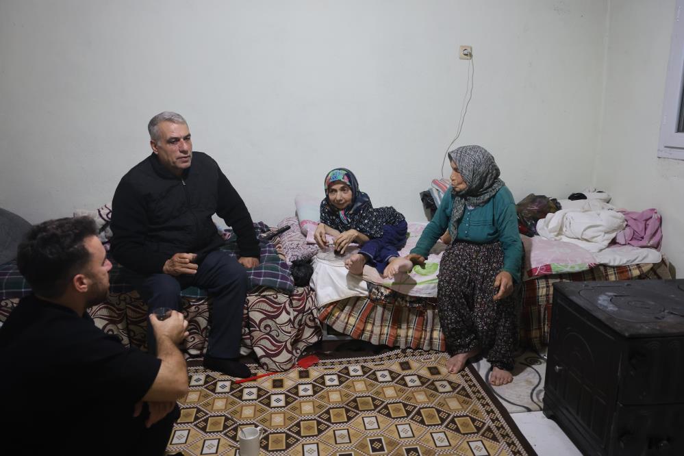 80 yaşındaki anne, 61 yaşındaki bedensel engelli kızına ömrünü adadı