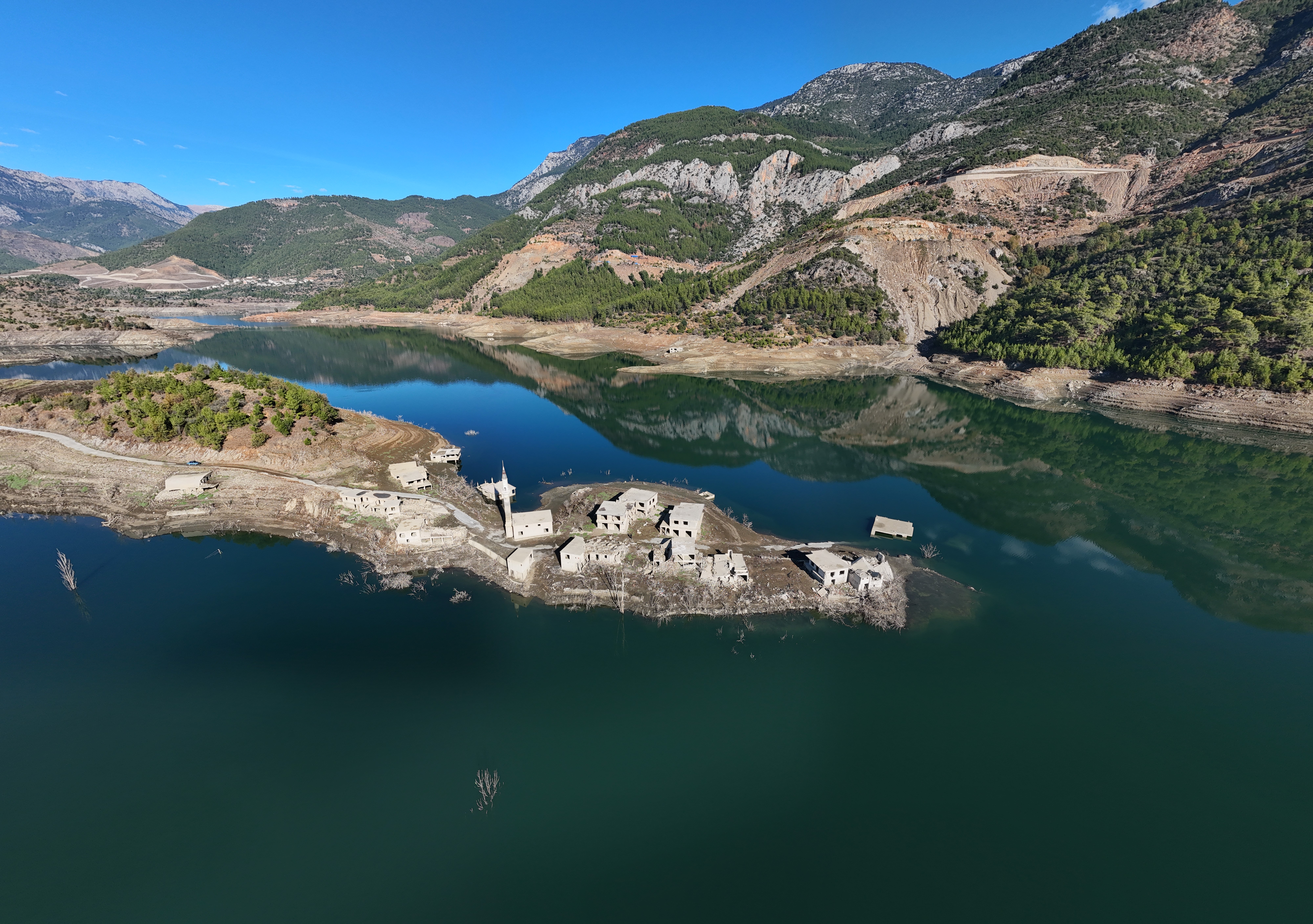 Kuraklık Kıbrıs'a içme suyu sağlayan barajı da vurdu: Su altındaki köy ortaya çıktı