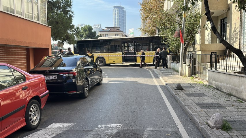 Üsküdar’da İETT otobüsü börekçiye daldı: 4 yaralı