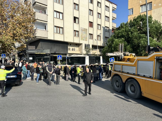 Üsküdar’da İETT otobüsü börekçiye daldı: 4 yaralı