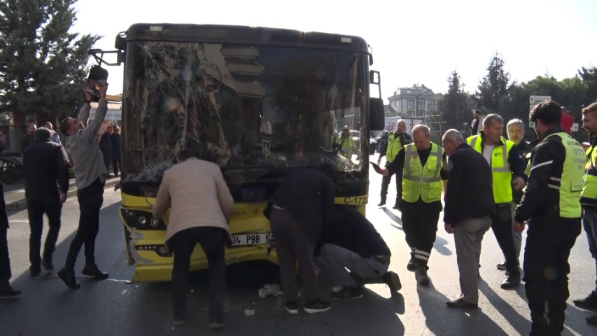Üsküdar’da börekçiye dalan İETT otobüsünün o anları kamerada