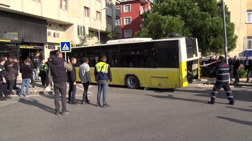 Üsküdar’da börekçiye dalan İETT otobüsünün o anları kamerada