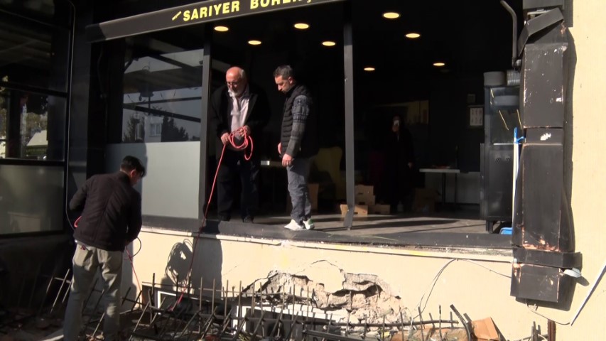 Üsküdar’da börekçiye dalan İETT otobüsünün o anları kamerada