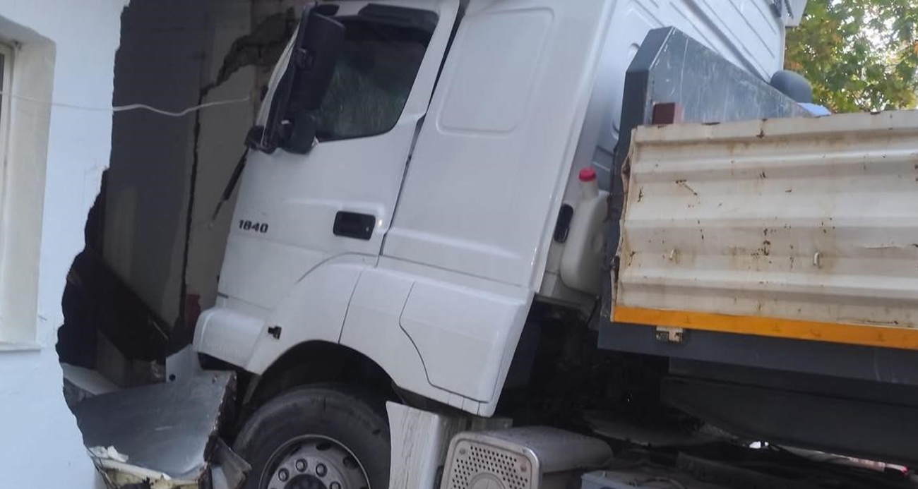 Freni boşalan tır, direk ve otomobile ardından fırına çarptı: 5 keçi telef oldu