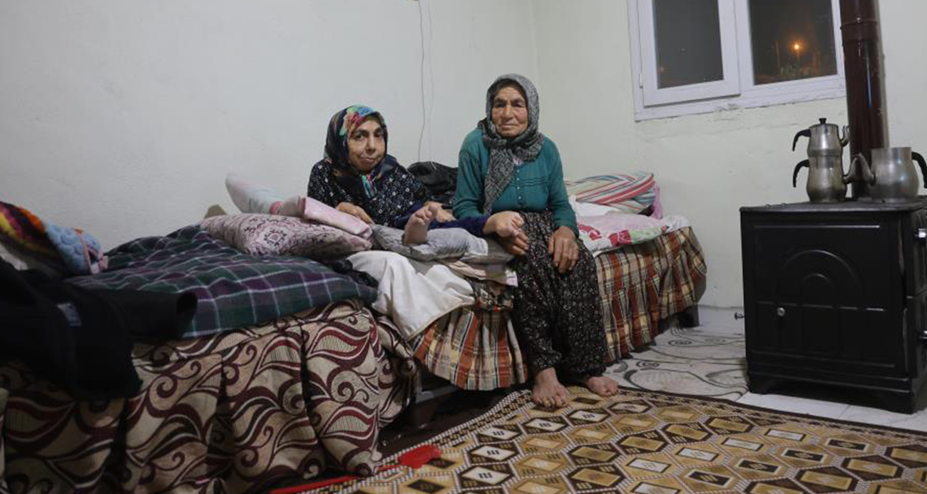 80 yaşındaki anne, 61 yaşındaki bedensel engelli kızına ömrünü adadı