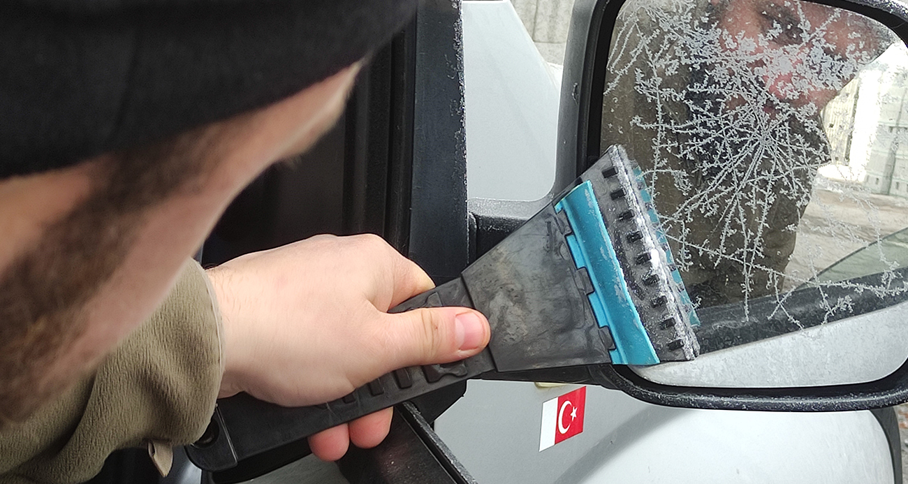 Eksi 17 dereceyi gören kentte araç camları buz tuttu