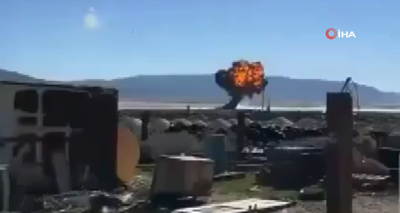 ABD Hava Kuvvetleri'ne ait gösteri ekibindeki bir F-16C savaş uçağı çöle düştü, pilot uçaktan atlayarak kazadan kurtuldu.