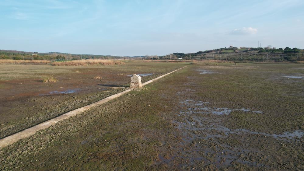 Terkos Gölü’nde su çekilince tarihi su kanalları gün yüzüne çıktı