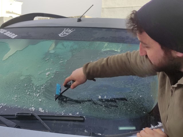 Eksi 17 dereceyi gören kentte araç camları buz tuttu