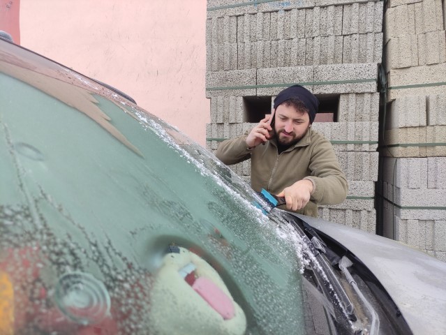 Eksi 17 dereceyi gören kentte araç camları buz tuttu