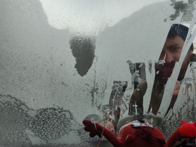 Eksi 17 dereceyi gören kentte araç camları buz tuttu