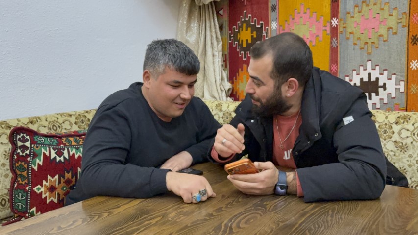 İçtiği çay nefes borusuna kaçan genci Heimlich manevrası kurtardı