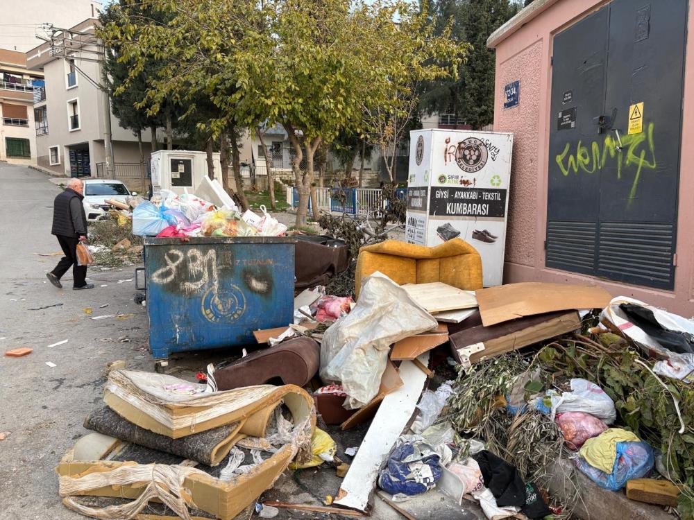 Buca’da park manzaralı çöp dağları