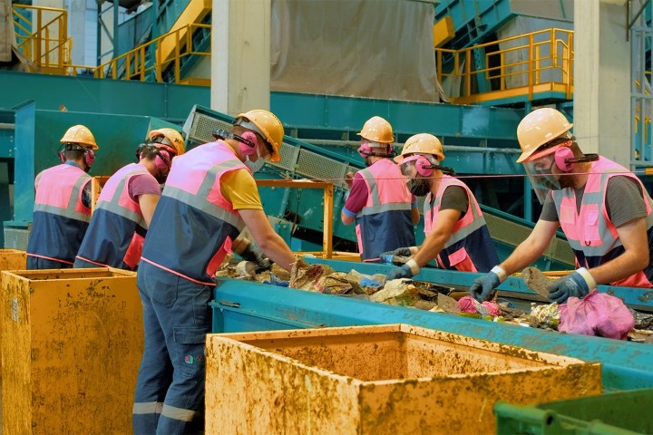 Çevreye yaydığı kötü kokular ile gündemdeydi, şimdi ise maaşlarını alamayan işçilerin eylemi ile gündemde