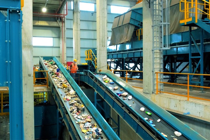 Çevreye yaydığı kötü kokular ile gündemdeydi, şimdi ise maaşlarını alamayan işçilerin eylemi ile gündemde