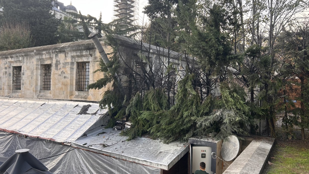 Tarihi Sultanahmet Camisinin altındaki çarşıda yangın