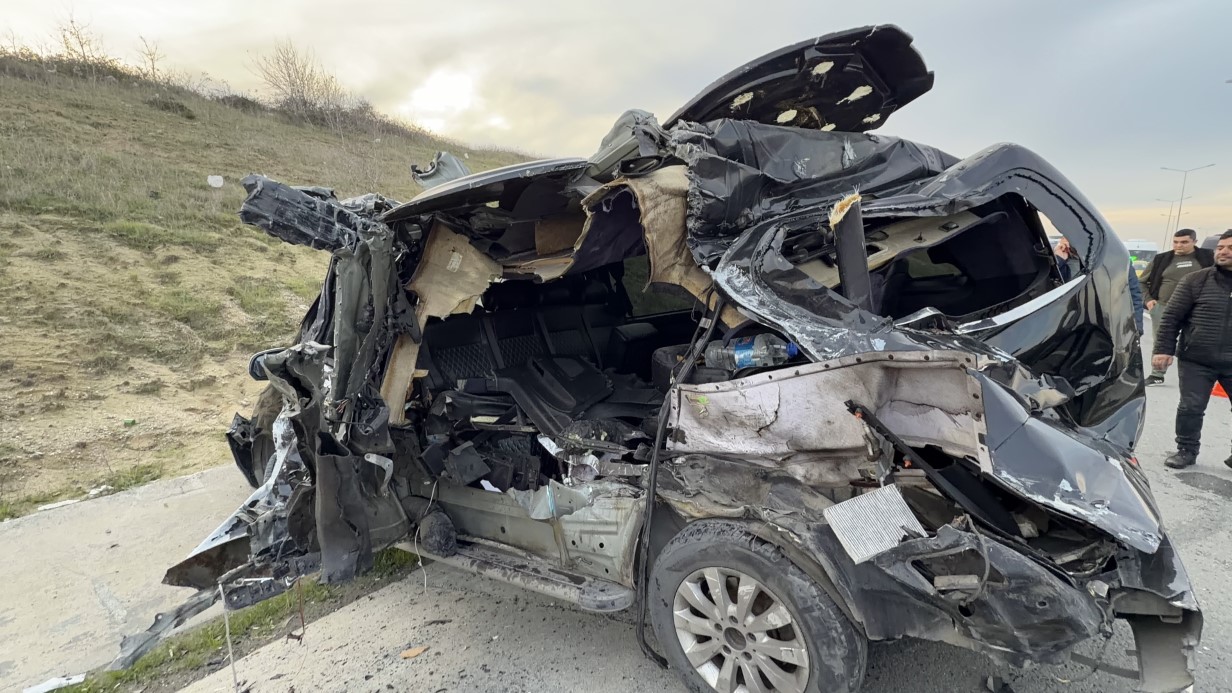 Emniyet şeridindeki VIP yolcu taşıma aracına kamyonet çarptı